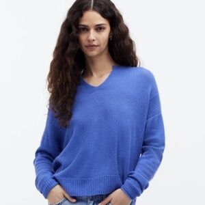 NWOT Madewell Cashmere V-Neck Sweater in a relaxed fit